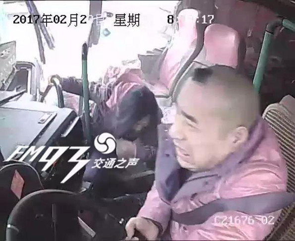 浙江载84人大巴高速上撞车，监控显示司机闭眼开车20余秒