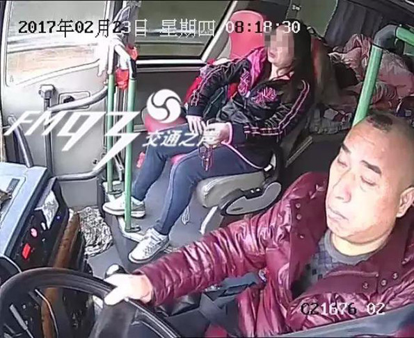 浙江载84人大巴高速上撞车，监控显示司机闭眼开车20余秒