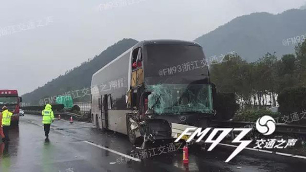 浙江载84人大巴高速上撞车，监控显示司机闭眼开车20余秒