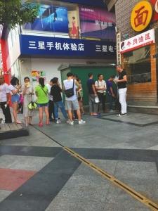 成都网红饼店雇人排队，20人的队伍有7人都是托。