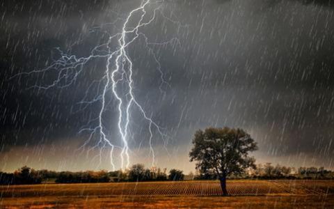 网友拍摄的武汉雷雨过境视频