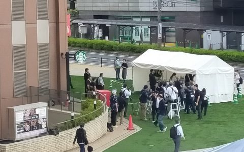 安倍遇刺周年，现场出现硬核coser，据说已被警方带走。 ​​​