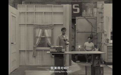 大概对于当代人来说，“允许自己不演”就是解脱的开始。