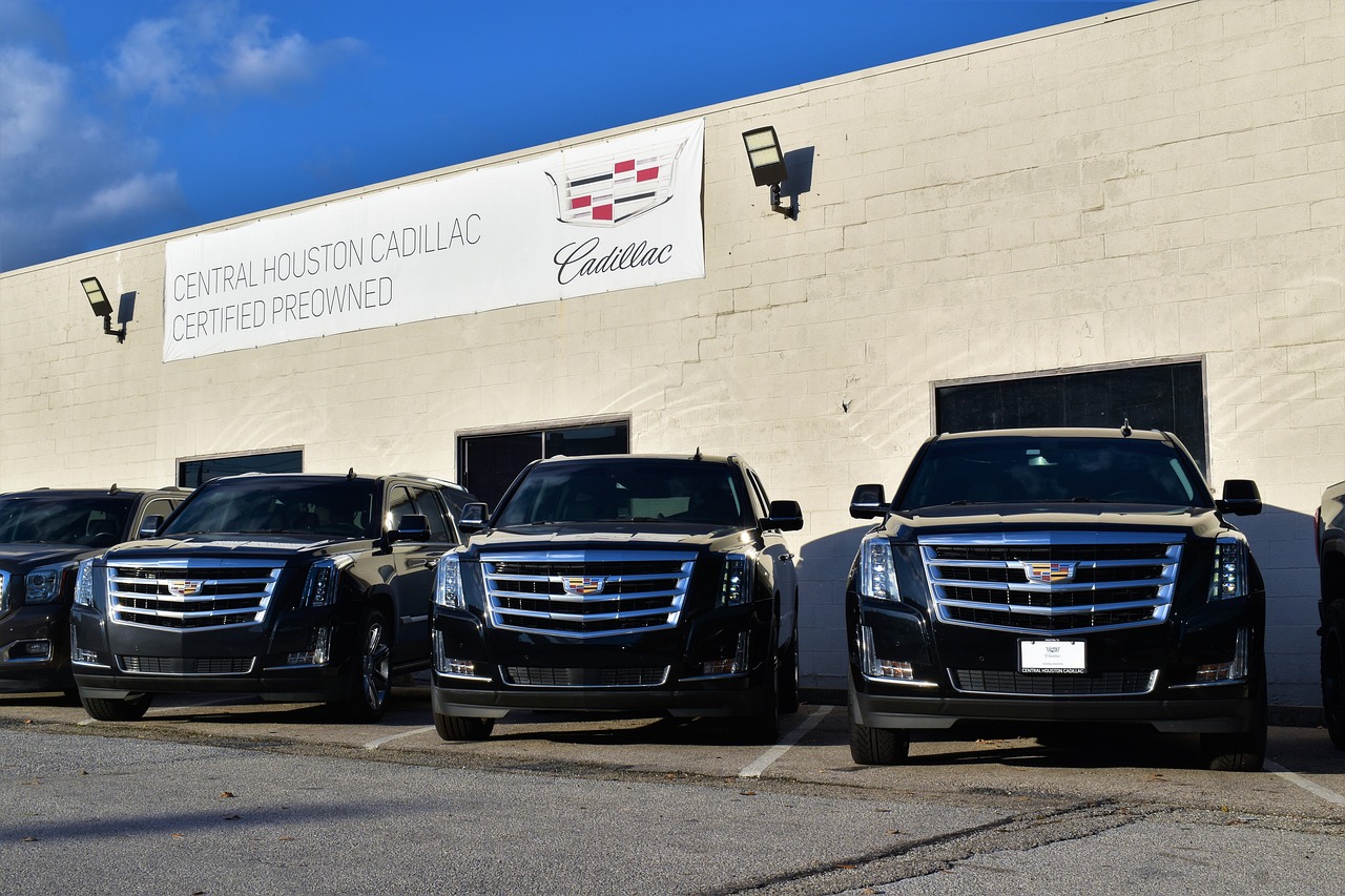 cadillac_escalade_suv_6893761_1280.jpg